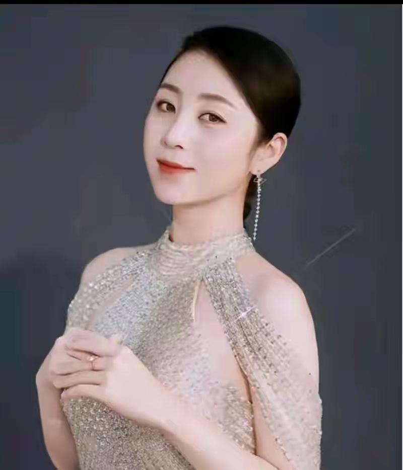 39岁的郭津彤曾是《星光大道》月冠军，北大硕士出身还是央视常客，凭古风唱腔爆红，