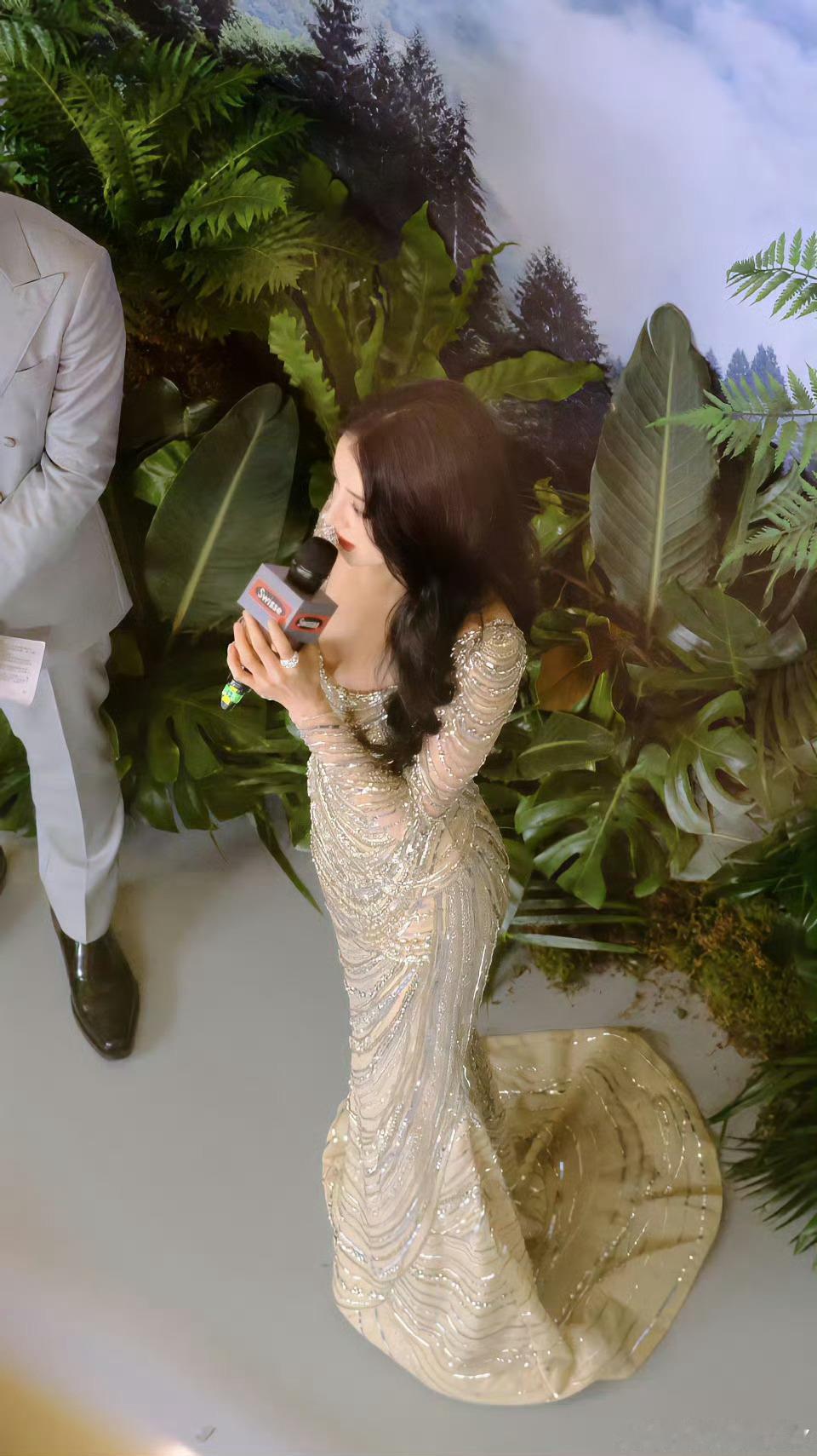 迪丽热巴这个视角好大！臀也好肥美啊，摄影师牛！​​​