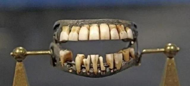1784年，52岁的华盛顿牙齿早就已经掉光，当时可没有所谓的假牙，于是华盛顿便