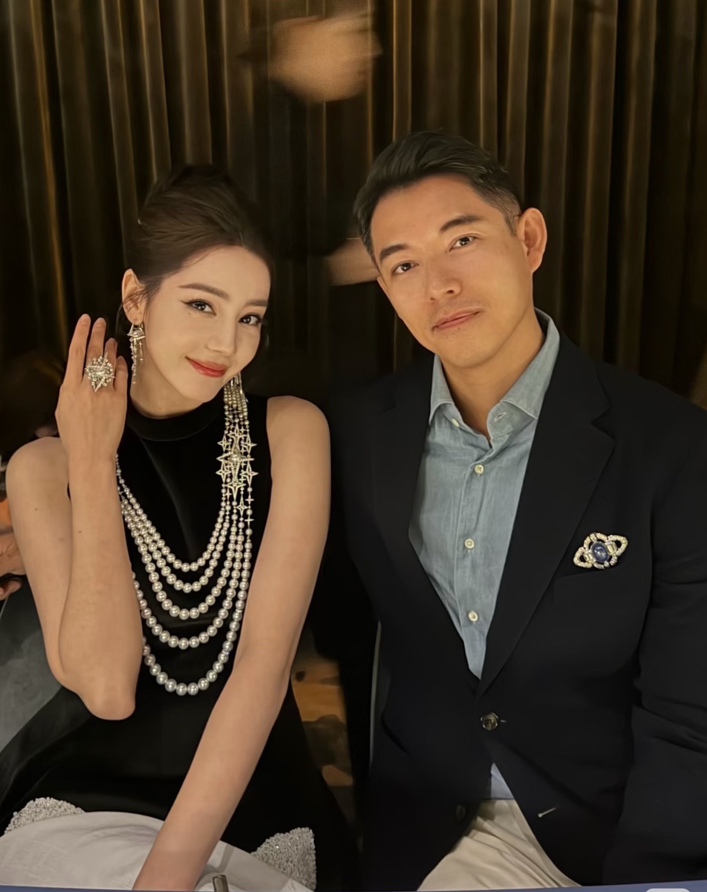 迪丽热巴：人生易如反掌…迪丽热巴张碧晨合照