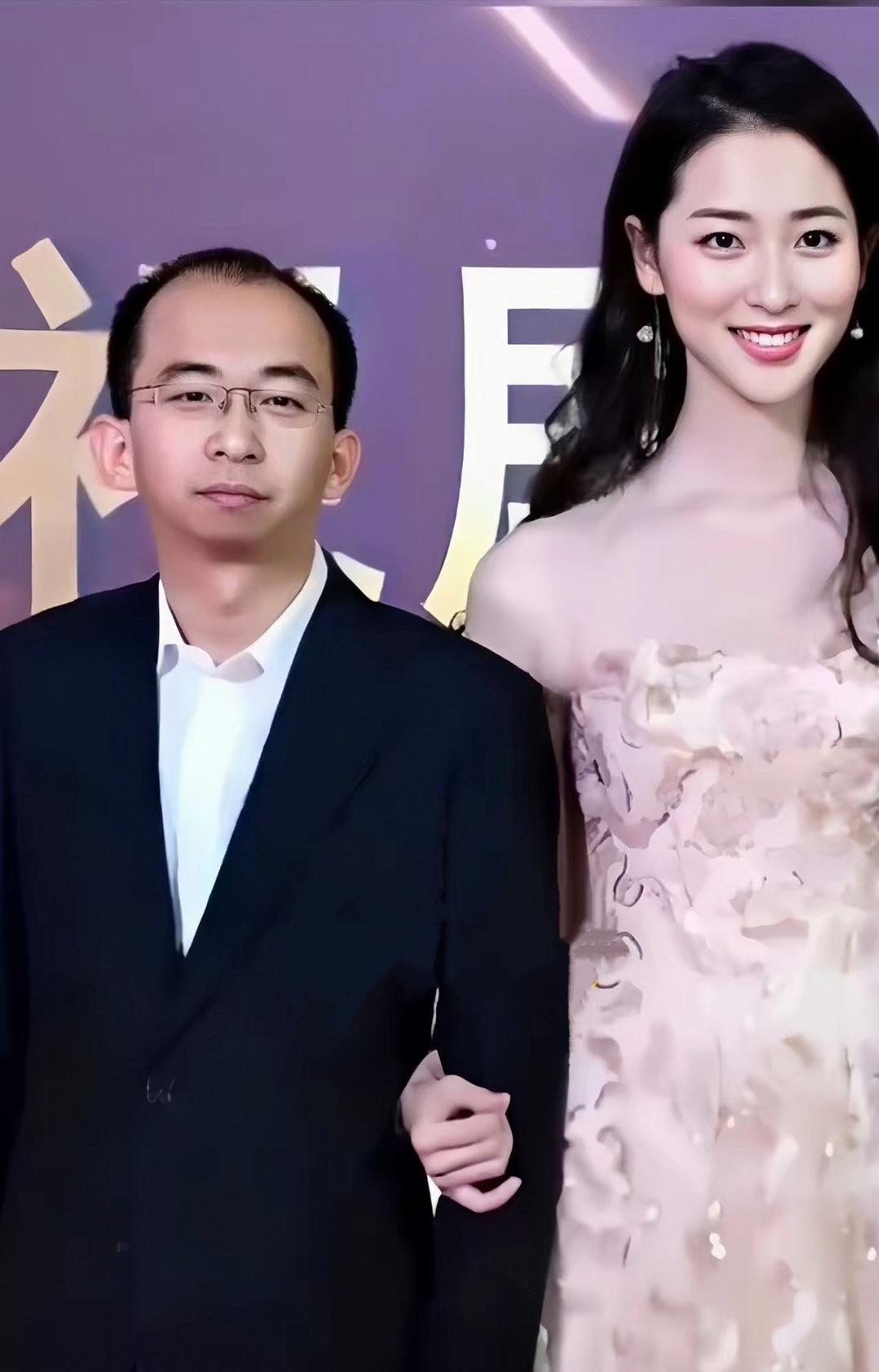 那个被嘲笑“长得丑娶不到媳妇”的男人，如今身家十亿，还把比自己小15岁的北电校花