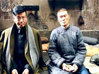 就在众人粉墨登场之时，有两个拉胯的黄埔一期生却悠闲地走到了一起，如果不是简历上标