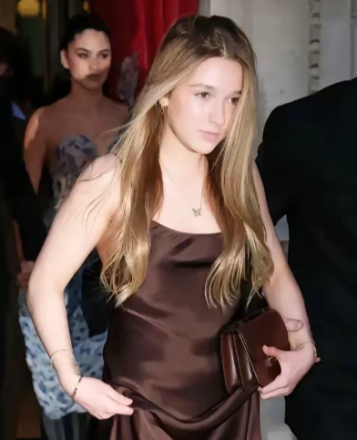 小七瘦了，她长得像爸，但又没有爸爸好看，看来辣妹基因严重拖后腿了。​​​