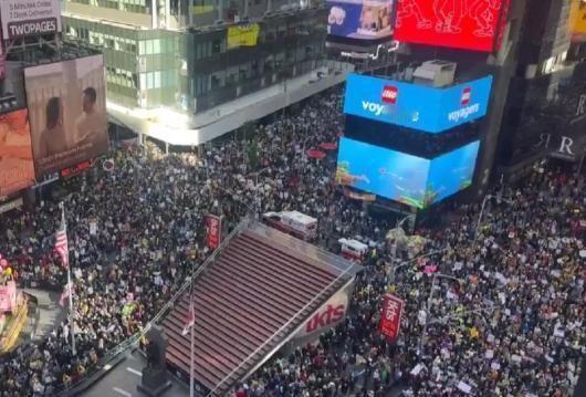 700多万美国人走向街头，2700多场示威席卷全美，特朗普发布AI视频：化身国王
