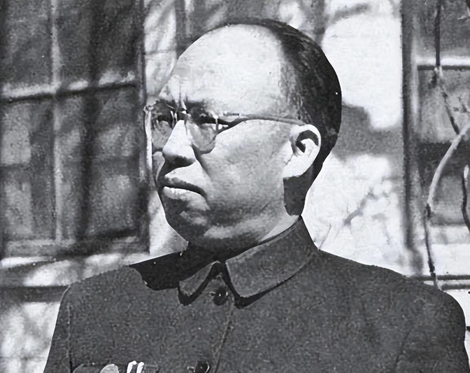 1953年7月的一天，时任军委副主席的彭德怀代表党中央，来北戴河看望在这里休息的