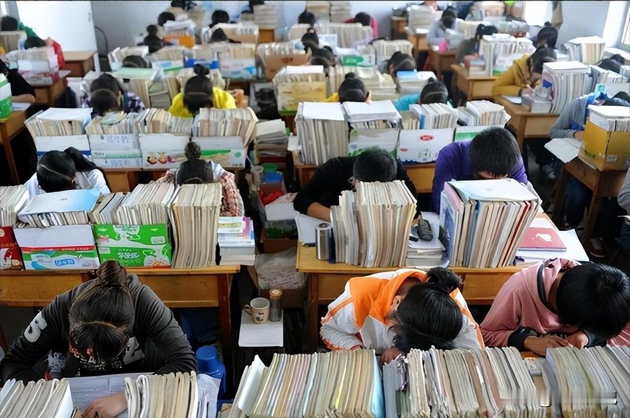 张桂梅的事再一次印证了教育不能让普通人做自己这边厢，张桂梅举着喇叭喊了快20