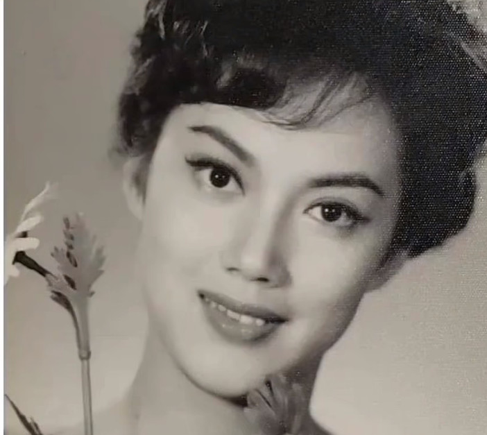 周星驰经典电影《九品芝麻官》里饰演包龙星老妈的老演员，年轻时也是绝色。