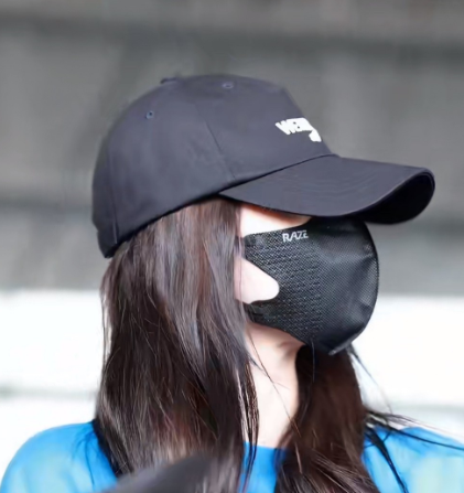 白鹿抱了个娃娃头现身机场用帽子口罩将自己捂的严严实实，包括怀里娃娃头的脸也牢牢