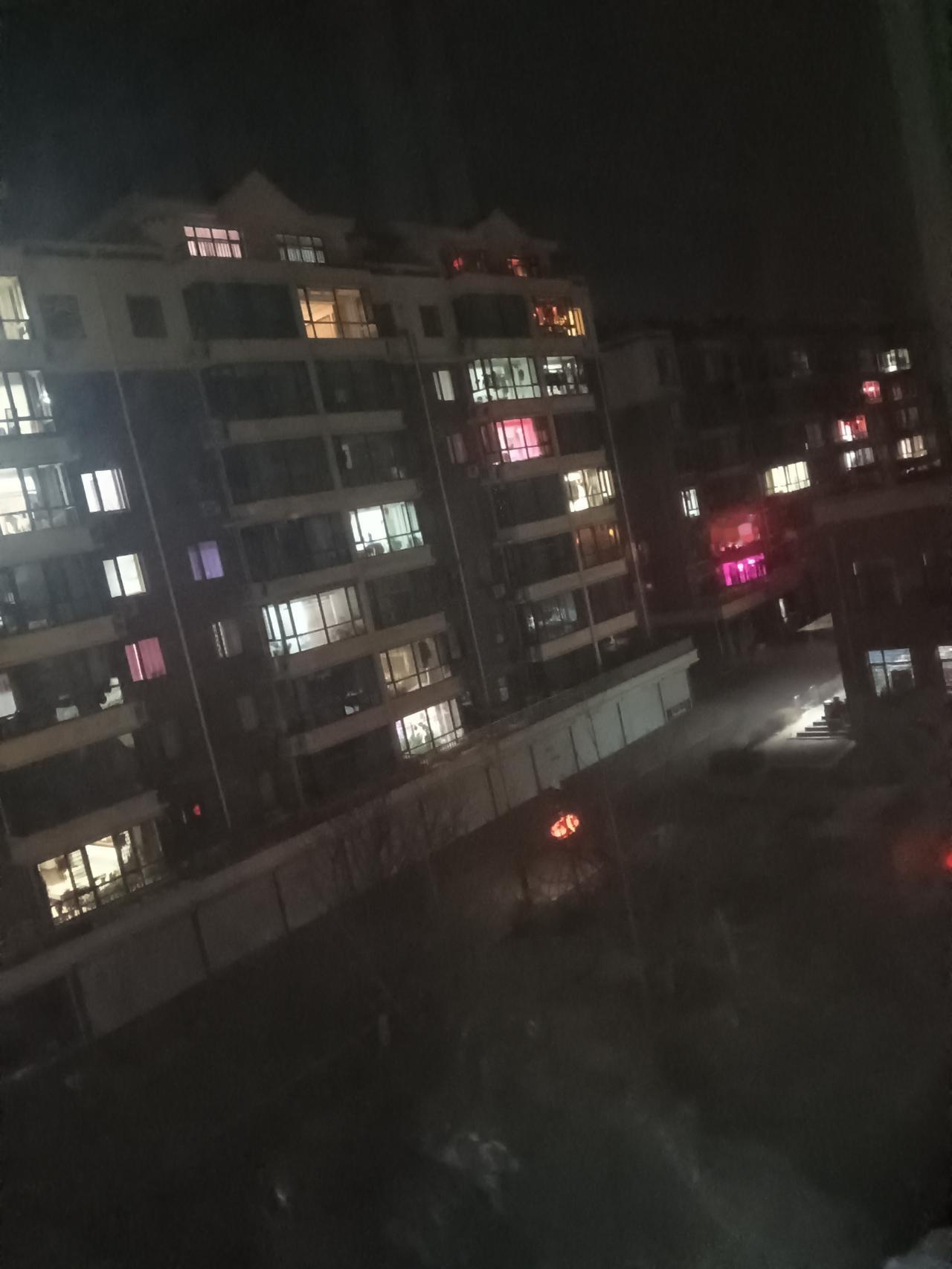 过年花销这事儿，真是家家有本难念的经。就说我家，备年货就得花不少。我一家三口，买