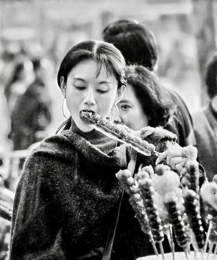 34岁杨丽萍92年济南旧照曝光，市集啃糖葫芦的美，和身边路人不在一个次元～～最