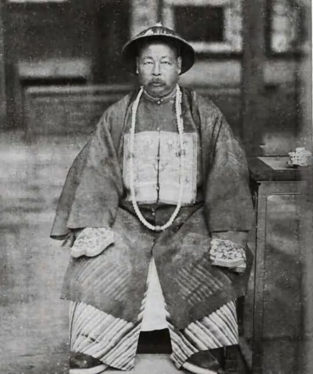 东宫慈安太后的颜值明显高于慈禧。史书上记载，被西北风沙吹了十三年之久的左宗棠回京
