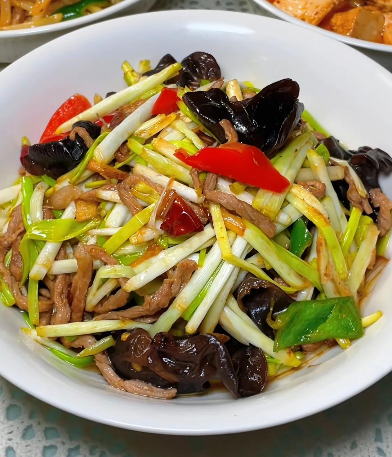 昨天去三婶家蹭饭，到现在还回味无穷！一桌子地道家常菜，色香味俱全，色泽诱人，