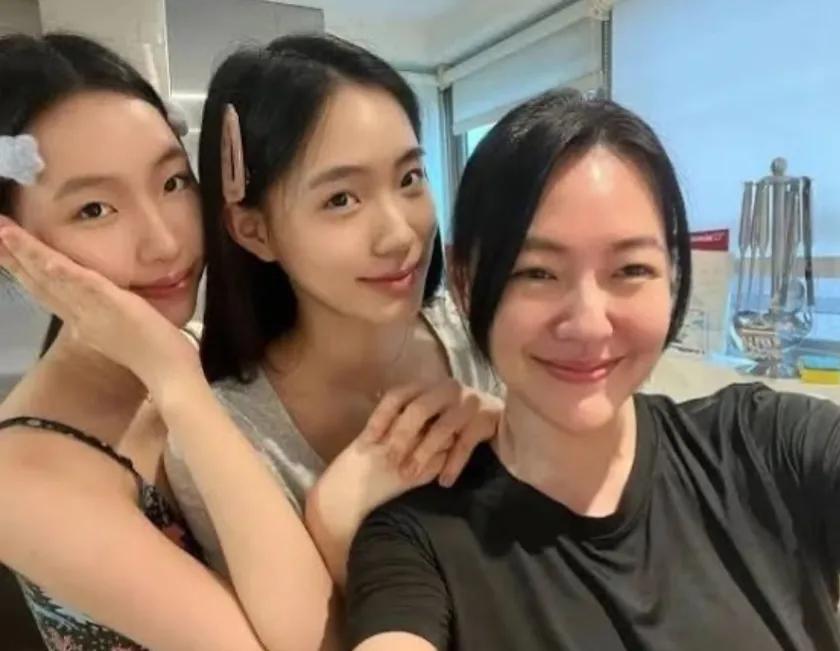 小S小女儿许老三霸气护姐引发热议。Elly及Lily登上時尚杂志封面，遭到网