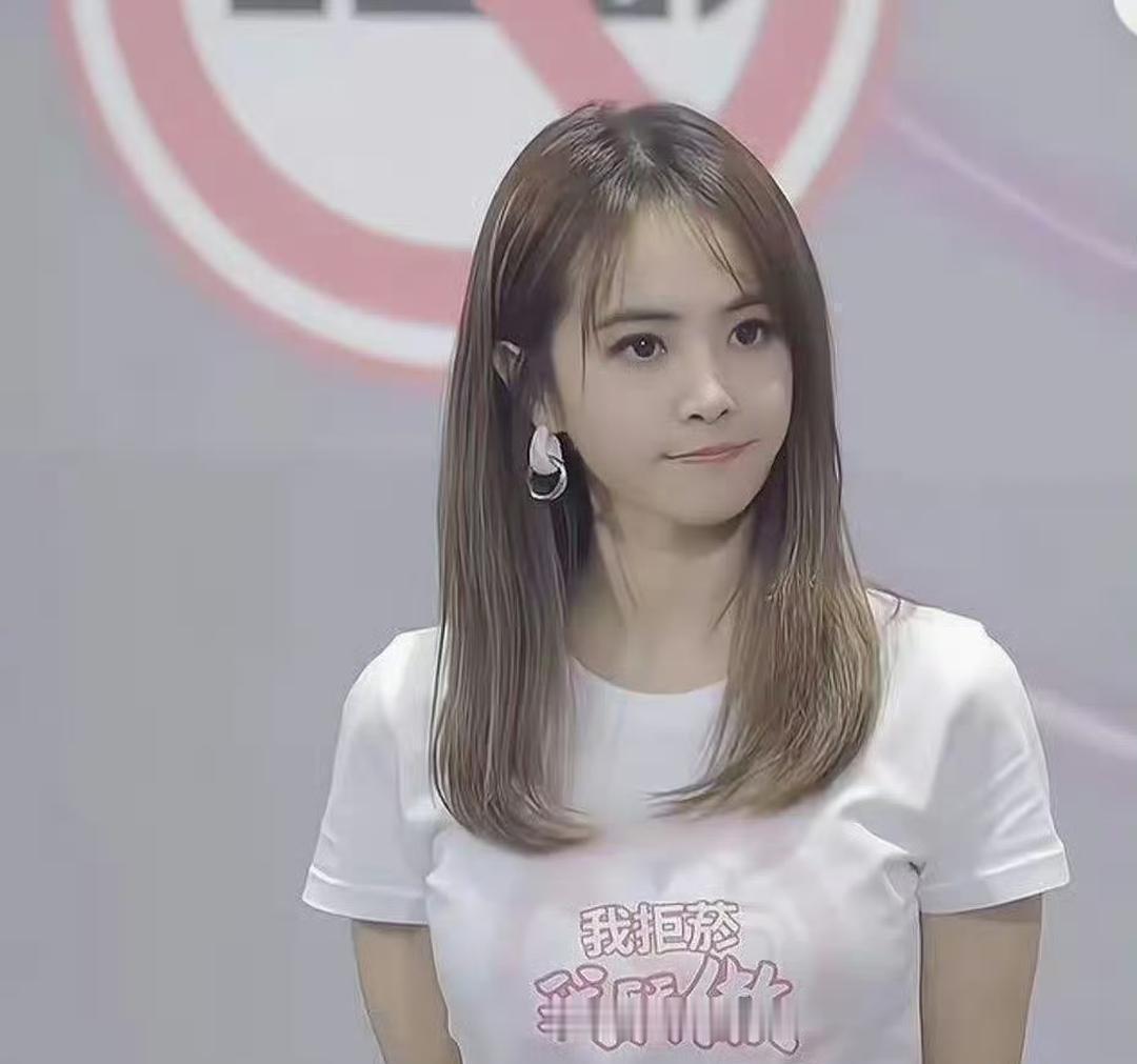 19岁那会儿的蔡依林，清纯⁠‎到不行﻿，皮肤嫩得跟刚剥壳﻿的‏荔枝似的。