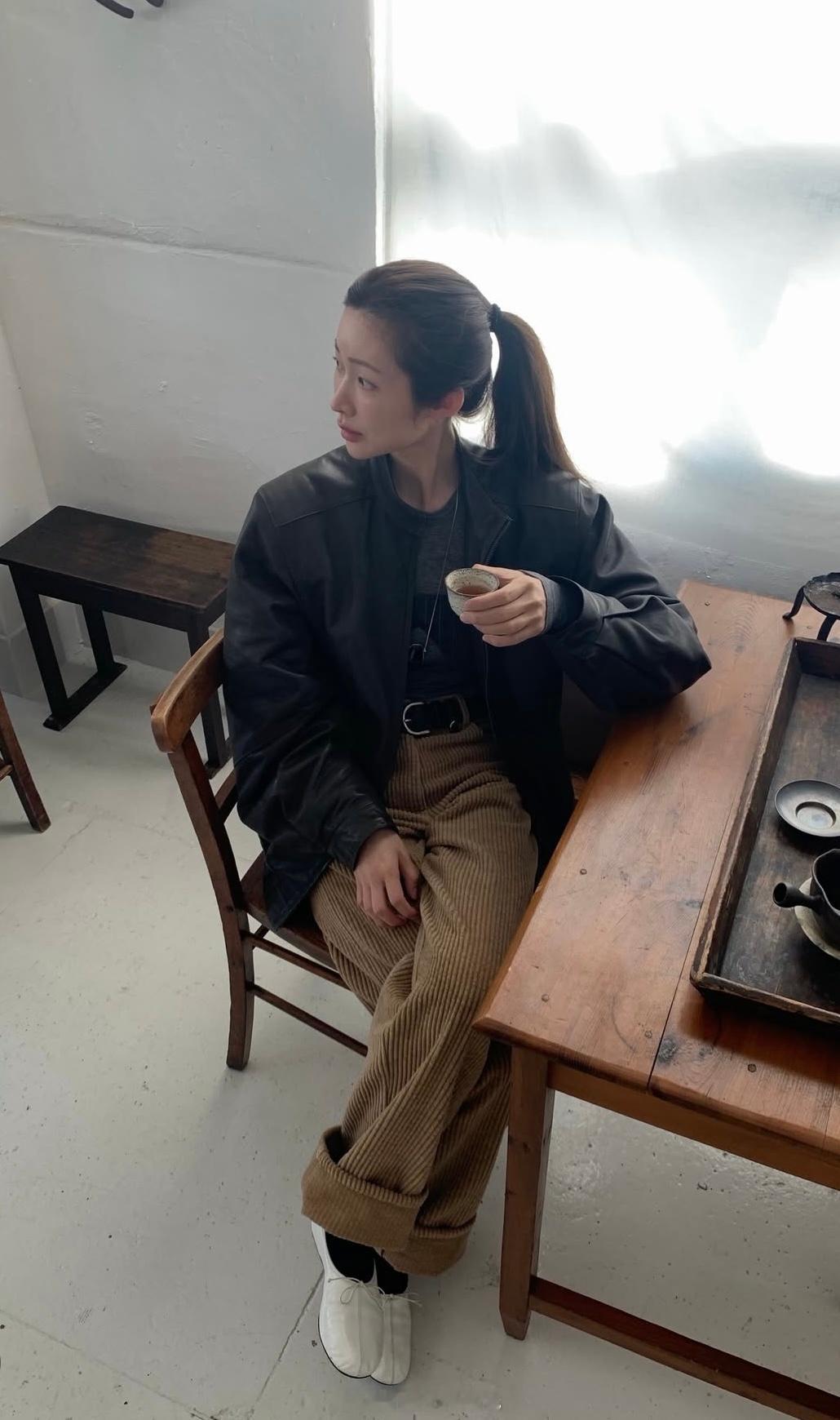 穿搭分享连续更新第2763天韩国时尚女生日常搭配配色都是蓝灰棕为主韩系穿搭超能