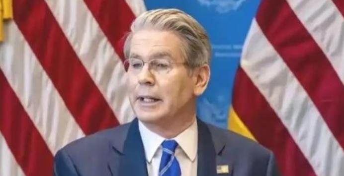 美国财长贝森特公开声称，世界没法承受，一个贸易顺差达到，一万亿美元的中国！中国想