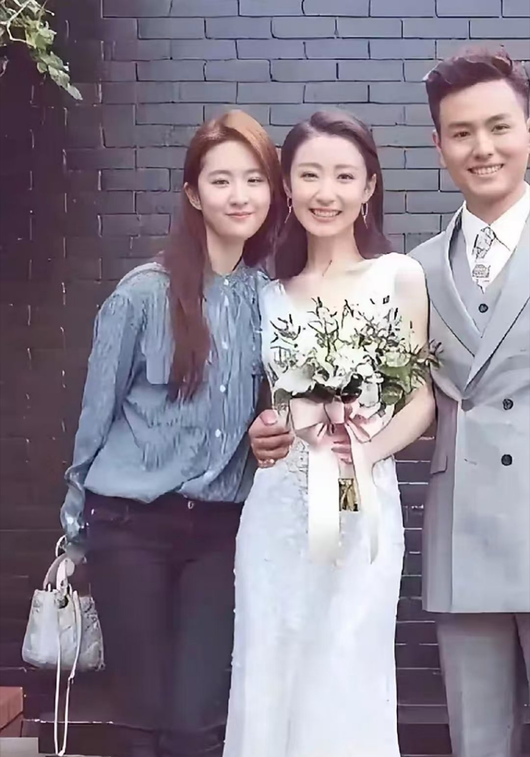 新娘子居然比刘亦菲还漂亮。