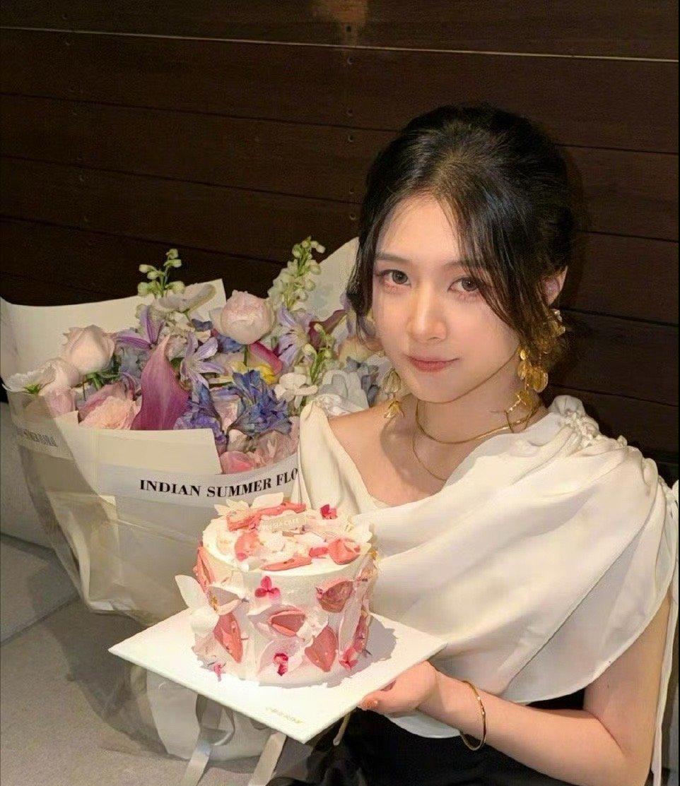 郑钧晒26岁大女儿！网友：这长相咋跟刘芸撞了？摇滚老炮郑钧终于晒闺女了！