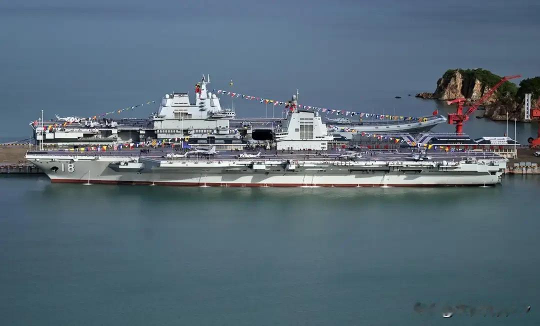 2025年只剩最后一个月，中国海军这一年造了28艘新舰，总吨位35万吨。光航母就