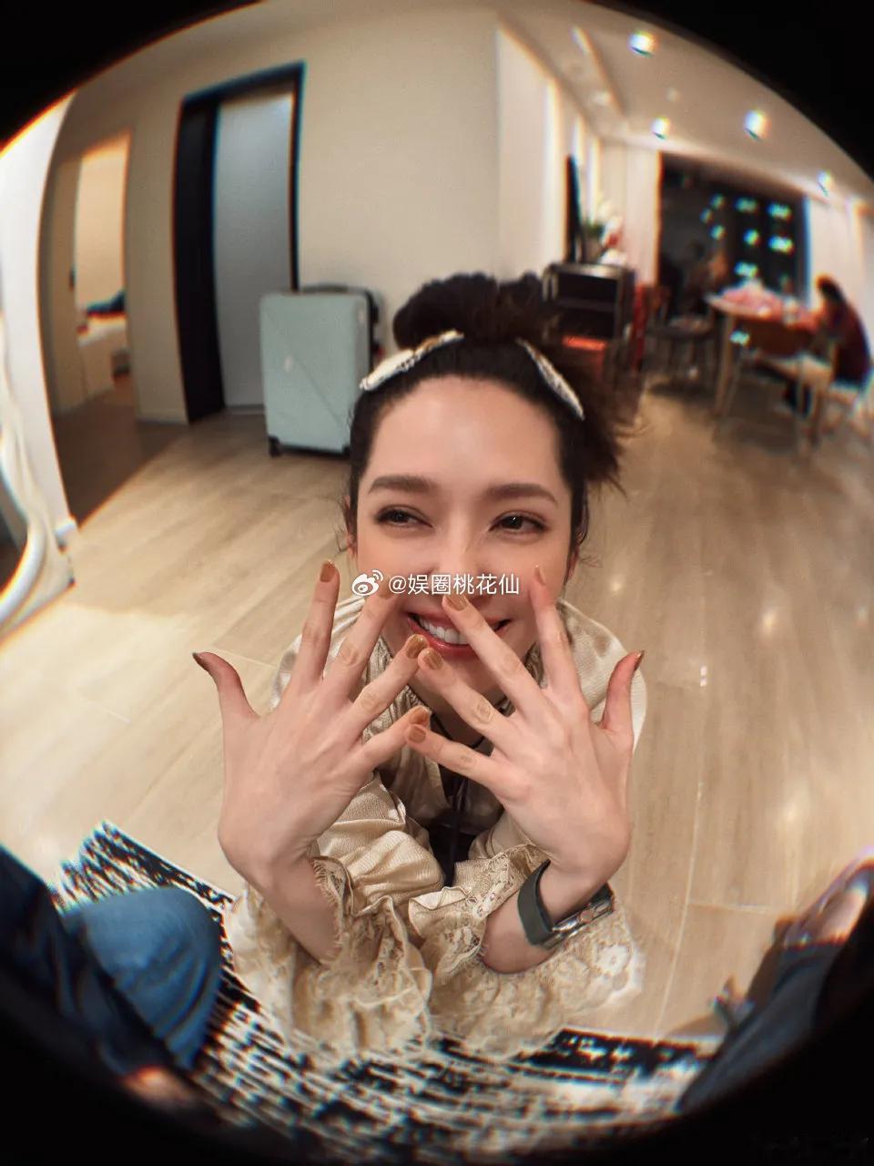 41岁的郭碧婷头上就长出了不少的白头发了，晒出的自拍照是真不避讳，一点不掩饰自己