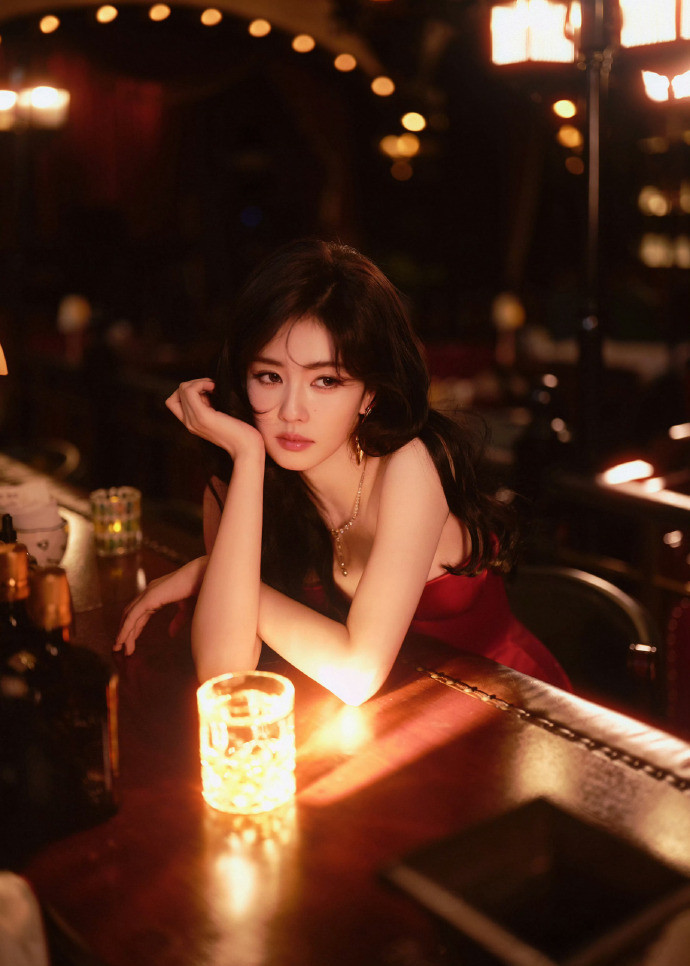 妆容很美有点魅惑的裙子得看动态啥效果