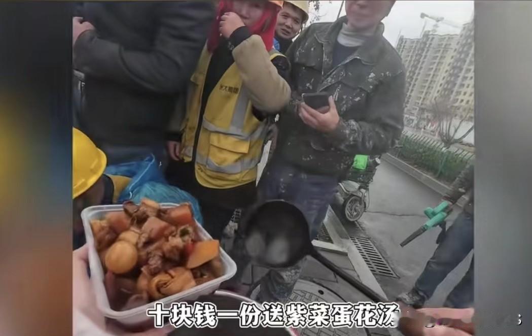 工地食堂大妈生意差，竟怒砸路边盒饭摊，结果被当场教育工地旁边有个姑娘晶晶摆