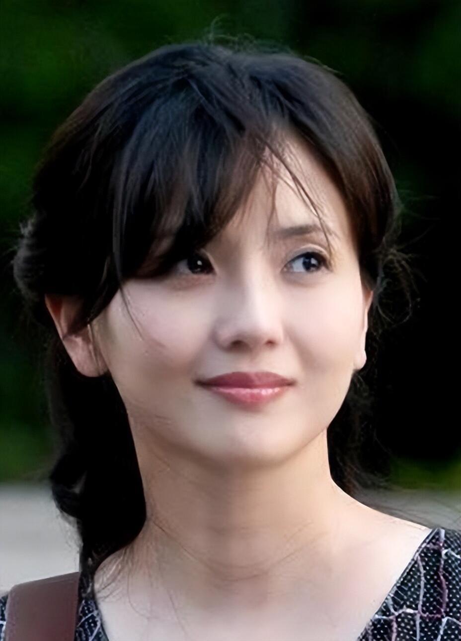 九十年代的第一美女，果真是好看啊，她可不是那种白幼瘦的美，而是那种看着就特别健康