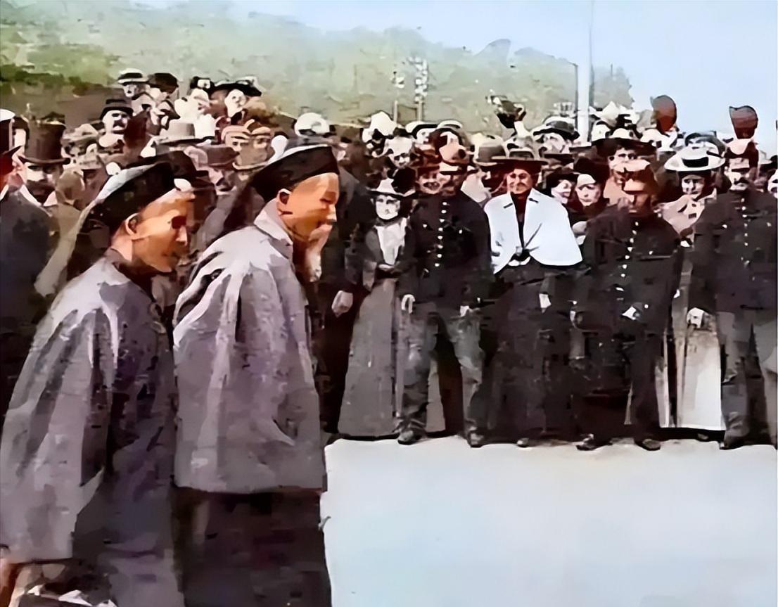 1896年，李鸿章大摇大摆地跑到美国，想要给美国人瞧一瞧他的中国风。他特意穿上了