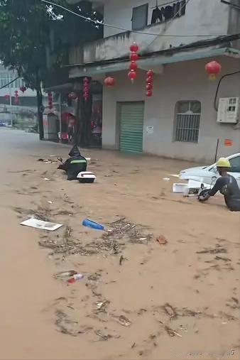 昨天下午，漳州突降暴雨，很多地方都被雨水淹没。看天气预报说有强对流天气，没想到