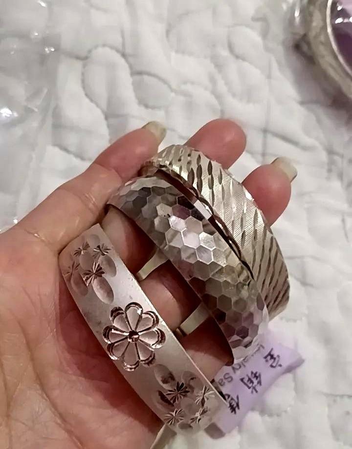 银价涨了三成，金店银条全卖光了。不是没货，是金融盘把货锁死了，老百姓只能买溢价