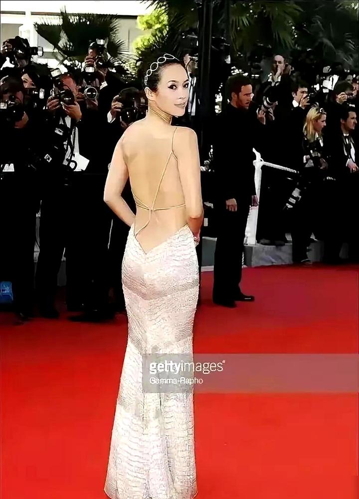 陈道明对着满桌大佬爆粗：你TM没看过跳舞啊！就因为冯小刚非要拽着穿短裙的苗苗，光