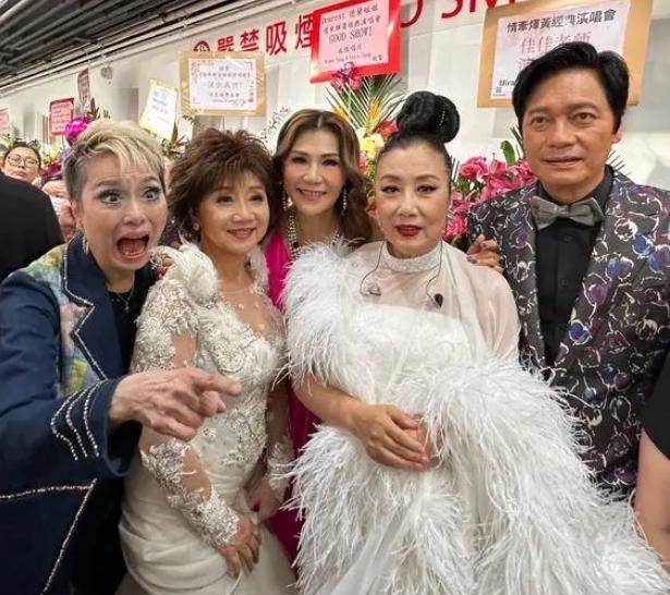 香港演艺圈久负盛名的前辈同框：画面中80岁的仙杜拉穿着深蓝西装，浅黄色头发抢