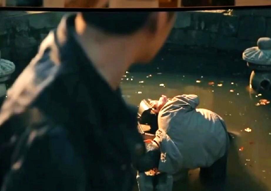 这剧的细节狠得我拍大腿！现在网上吵翻了，有人说聂九罗扒监控扒出那鸭舌帽女生—