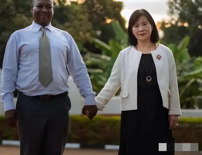 1996年，母亲以死相逼，父亲一夜之间白了头，依然没能阻止清华才女王丽红远嫁非洲