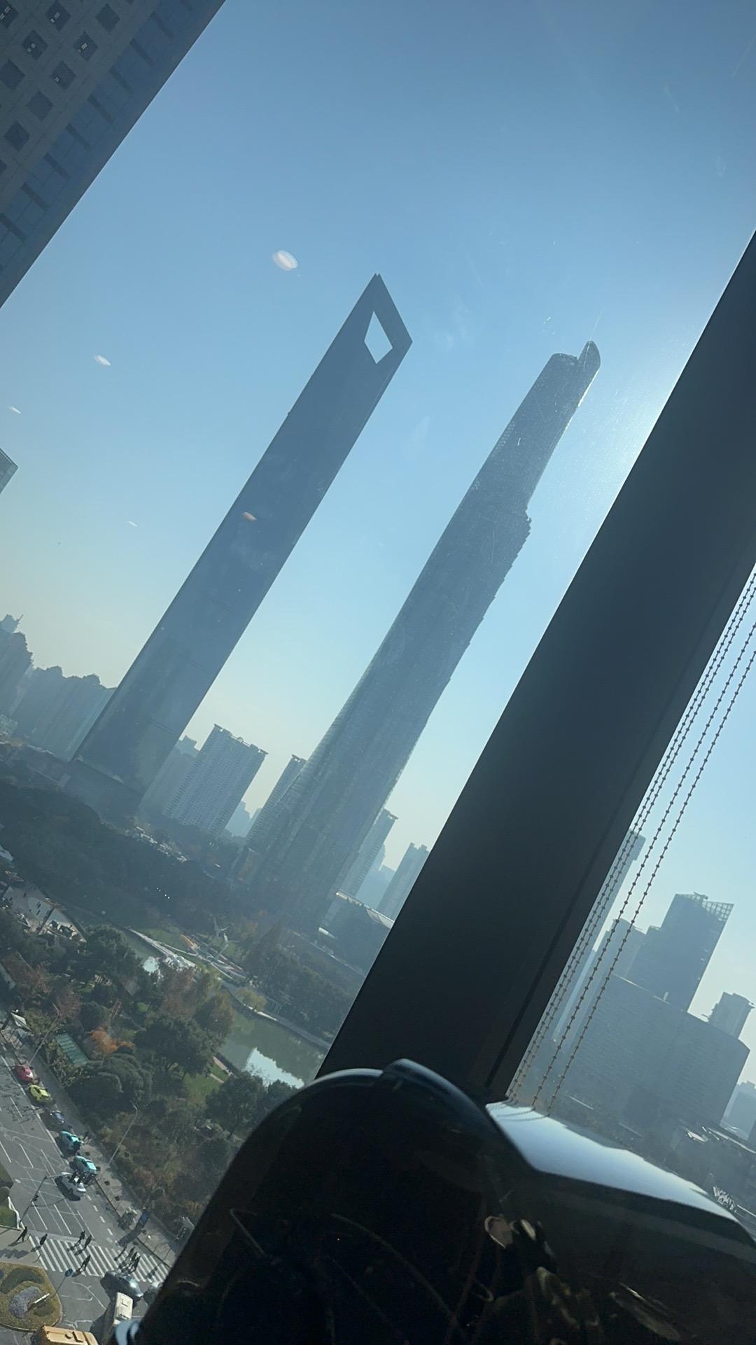 【琅河财经】昨天带朋友见了一位创投大佬。他们专投大学生创业，但条件很特别：只