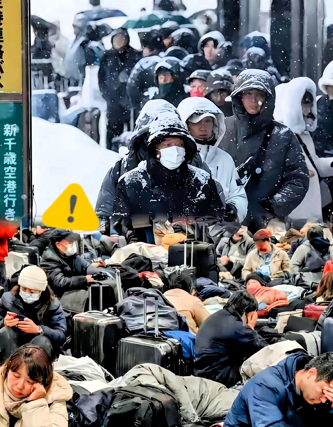 这帮人在北海道机场睡地板，一声不吭。不哭不闹，安安静静躺在冰冷地板上，跟霜打的