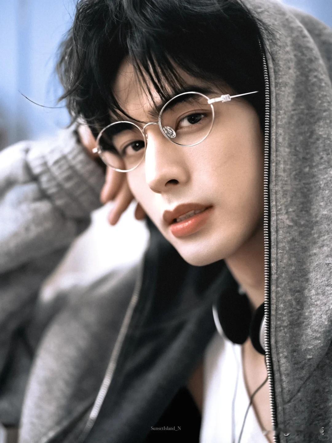 颜值与演技，他到底差在哪？宋威龙的帅，没人反驳吧？浓颜系帅哥，身材能打，