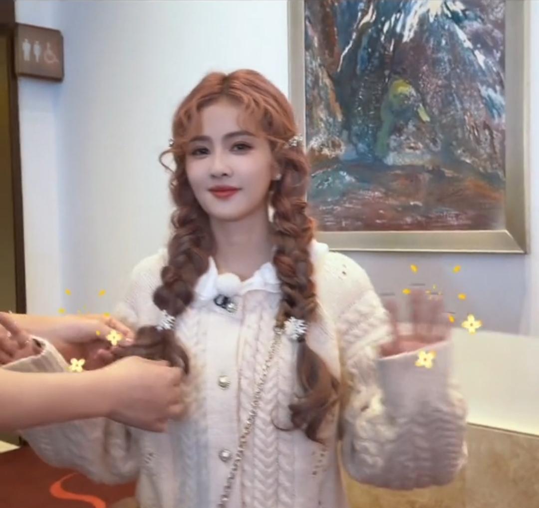 白鹿一蹦一跳，像从森林里跑出来的小精灵，没滤镜也发光。《奔跑吧》里疯起来比谁都