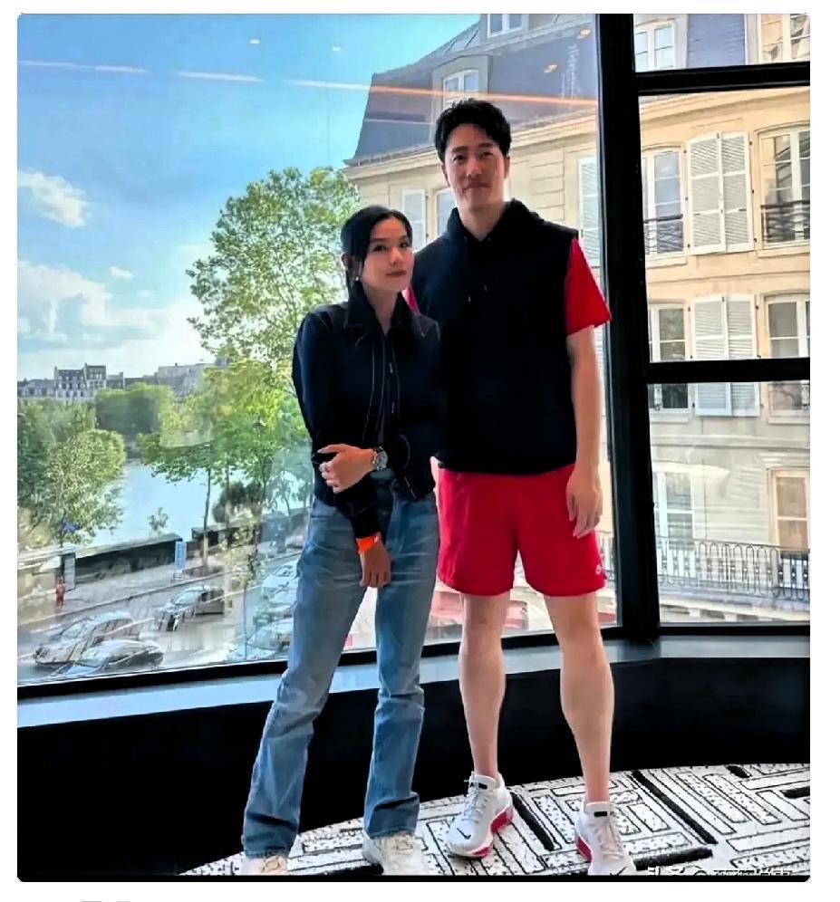 刘翔买断自己获得自己最开心的不是他自己而是他老婆吴莎，她太心疼刘翔了。刘