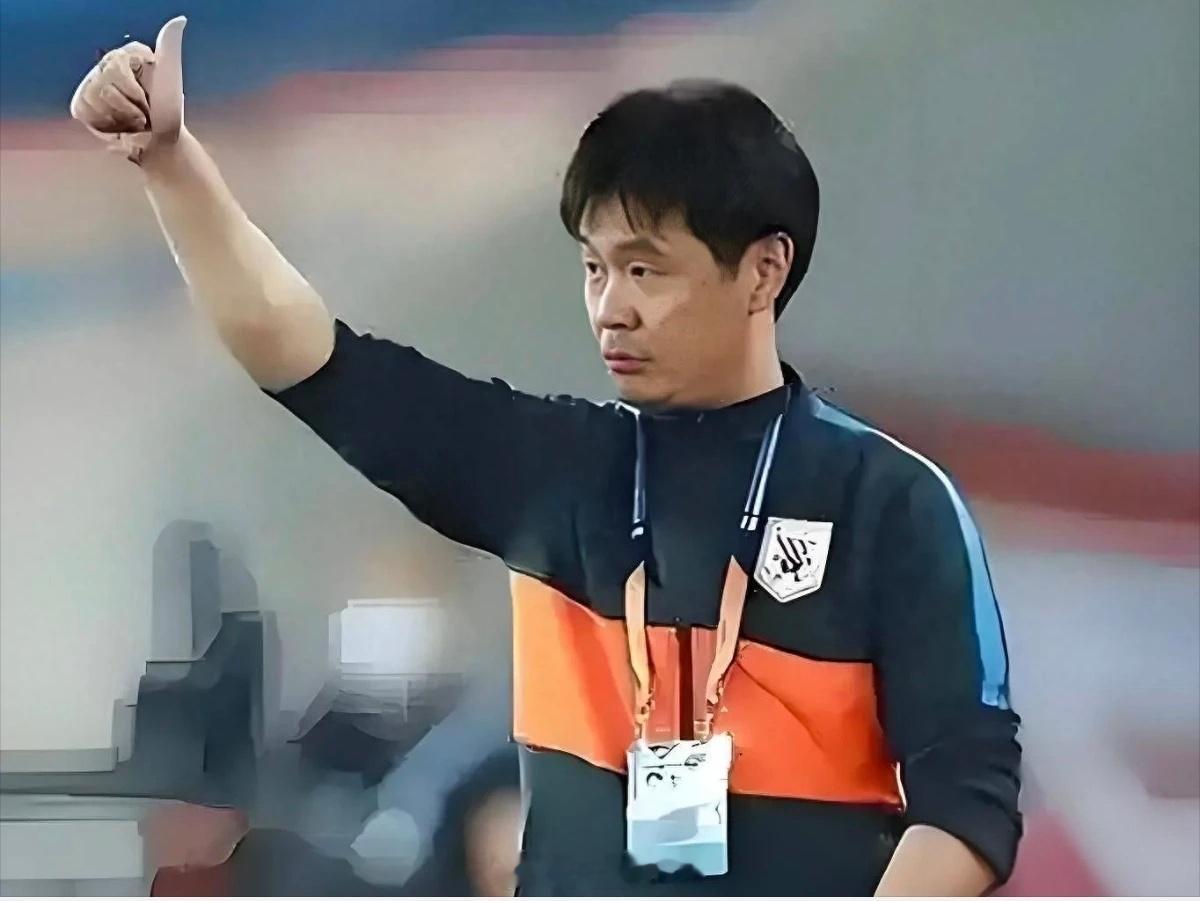 有消息称刚刚带队保级的李霄鹏下个赛季将不再执教青岛海牛。目前，李霄鹏已经与海牛球