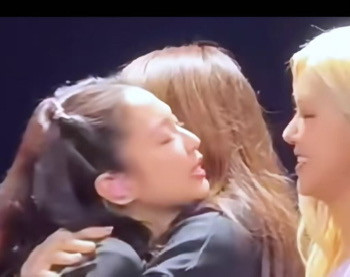 猫咪害怕，猫咪闭眼右边这到底是什么生物，平地起高楼的鼻子，削的只剩尖尖的下巴