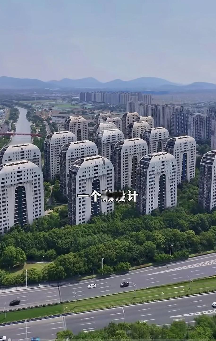 奇葩的公共大楼见过不少，但如此奇葩住宅区，倒是鲜有所见。一方敢大胆设计，一方敢付