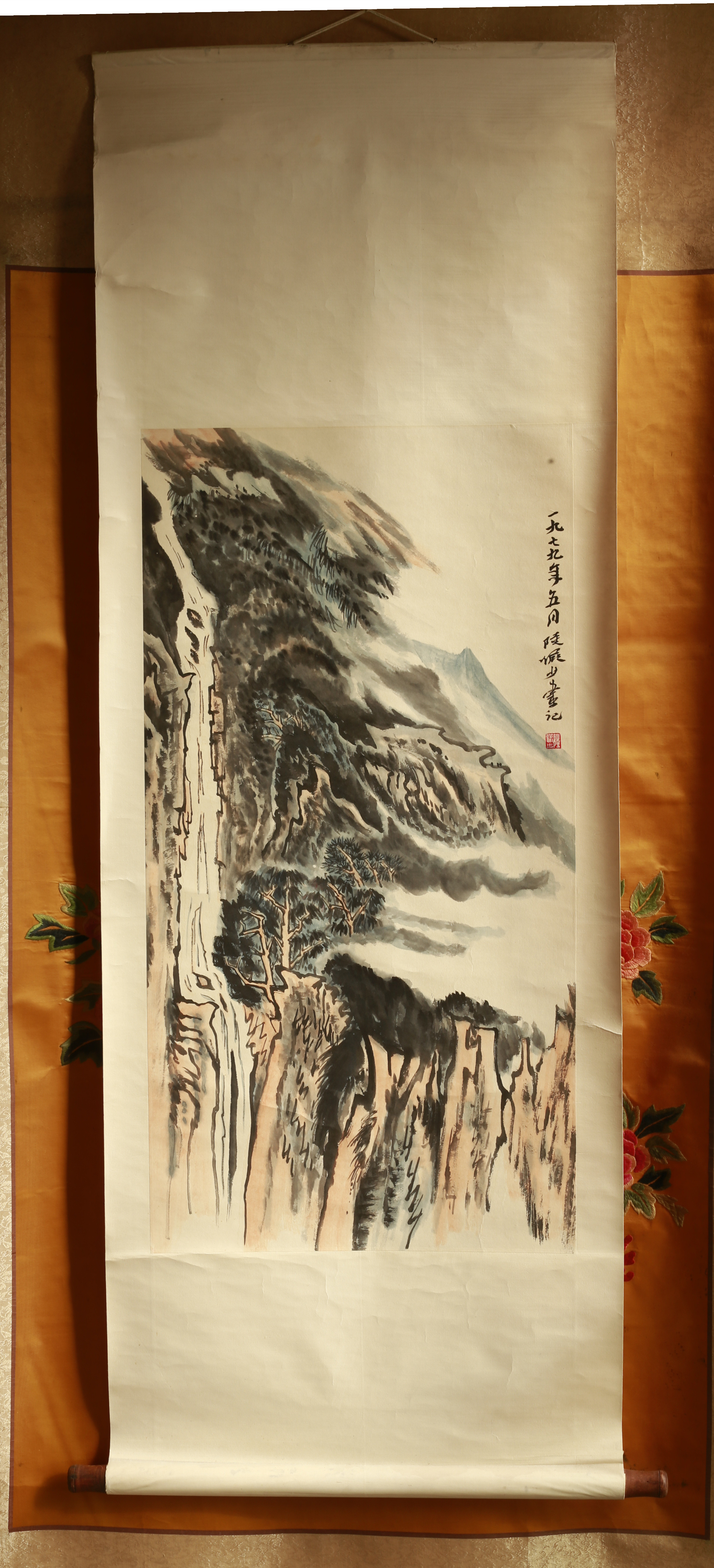 陆俨少真迹高山流水山水立轴一幅尺寸:画芯长89厘米，宽46.3厘米，（3.7平方