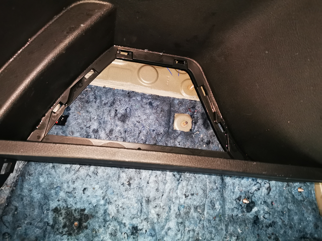 后备箱使用要注意左侧储物格要小心使用过程中突然车身稳定系统报警，故障电子驻车系