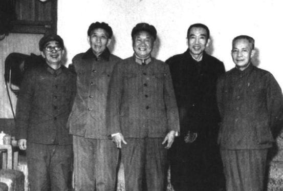 他从主力调地方，是上级综合考虑，告别部队：太多话想说，讲不出“1949年1月，