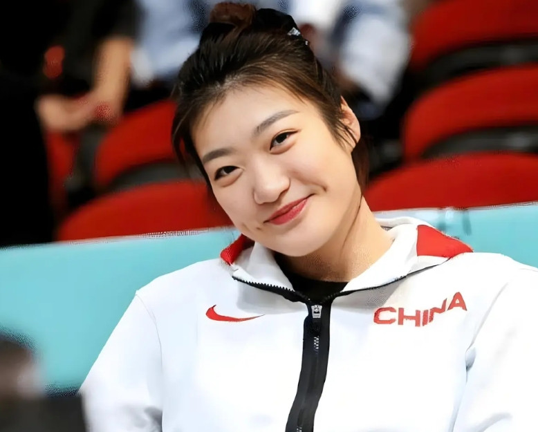 李梦或回归家乡球队！四川女篮输掉决赛后，其主教练在采访时表示银牌不符合球队的目