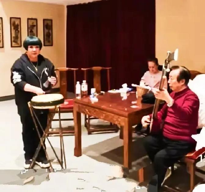 30万真丝墙只给相声听王惠到上海那天，新剧场刚擦完最后一遍玻璃。3D灯还没