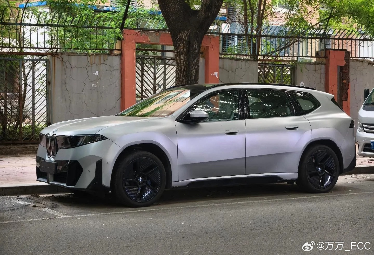 新一代宝马iX3国内版长轴距的路试车已经卸下伪装。轴距加长之后，线条真的舒服