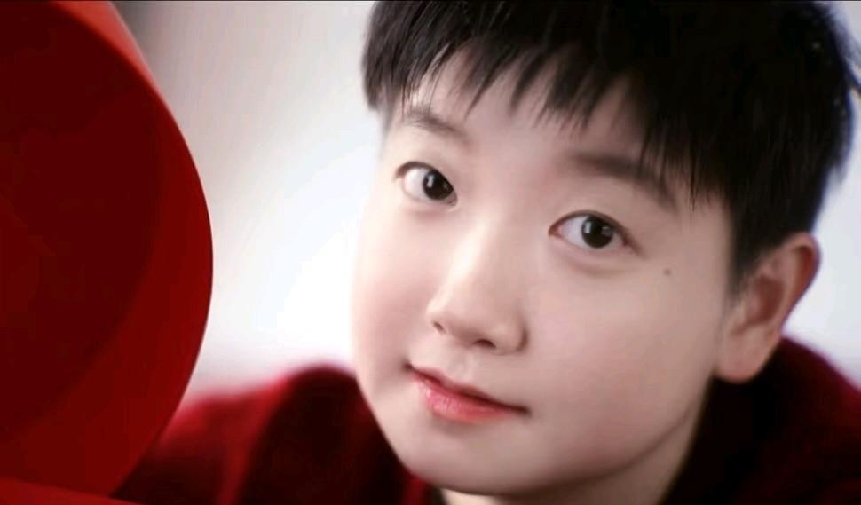 国乒出发去海口备战亚洲杯机场看了个遍看见大部队站一起，没有看见人参果，估