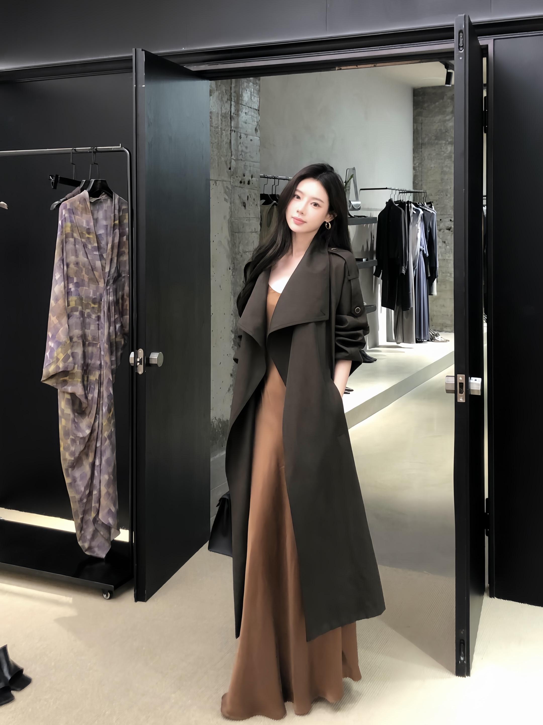 终于成为小时候想象中大波浪 穿着棕色风衣 脚踩高跟鞋的样子